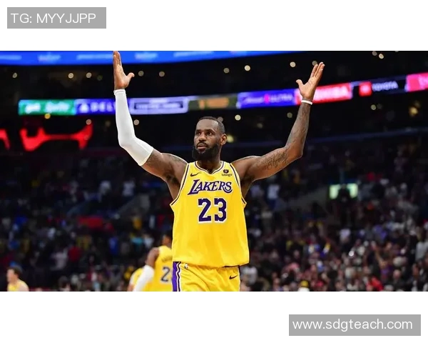 詹姆斯创历史新纪录成首位四万分一万板一万助球员